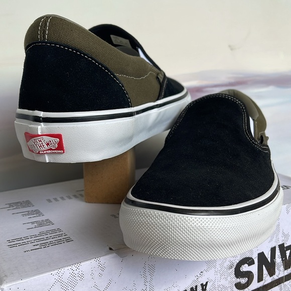 Vans WMNS Skate Slip-On
Black Olive
VN0A5FCAB1V
Sneakers - Picture 9 of 16